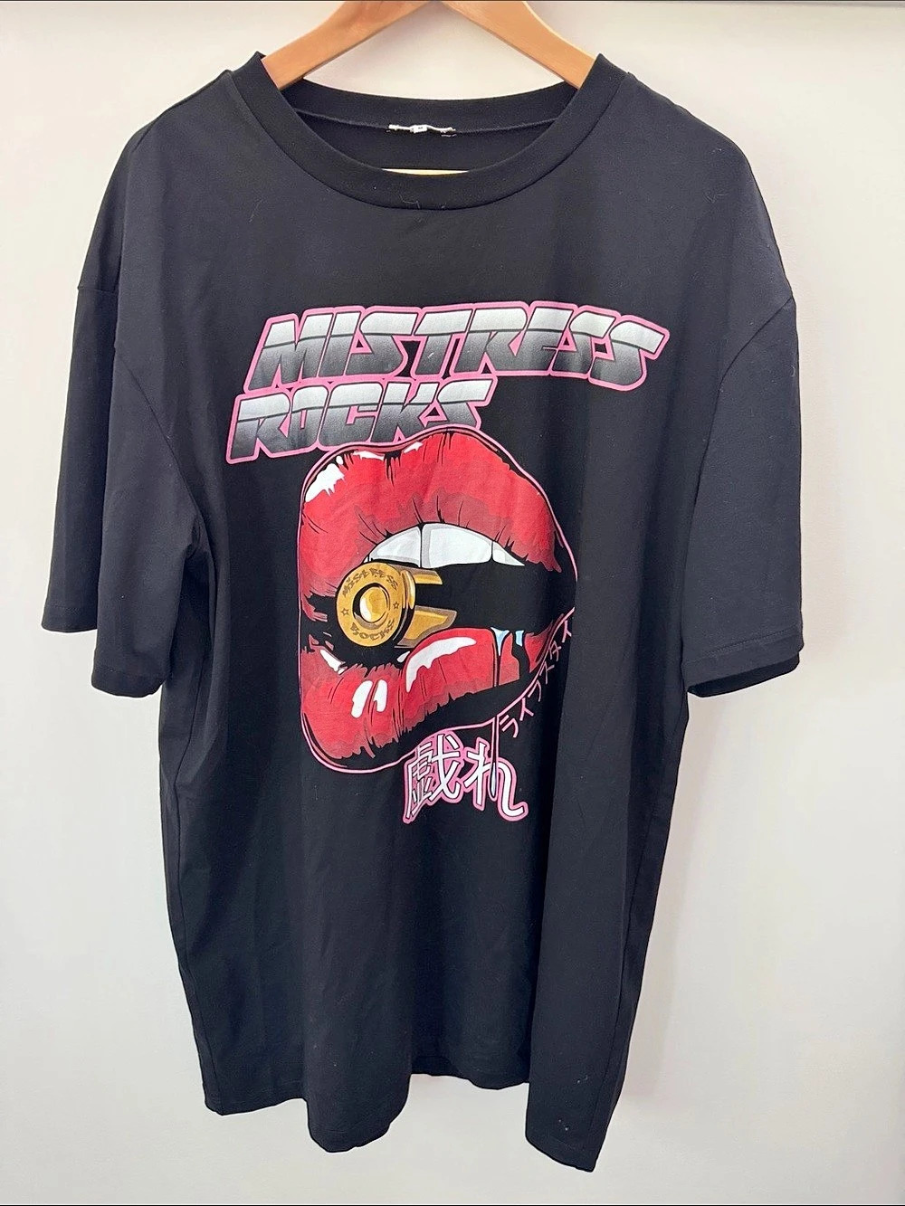 Mistress Rocks Oversized Graphic Short Sleeve Tee in Black & Red Size Medium